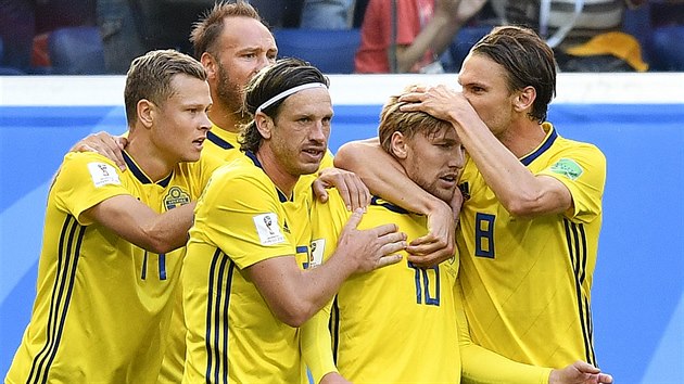 Švédští fotbalisté se radují z branky Emila Forsberga (číslo 10) v osmifinále proti Švýcarsku.