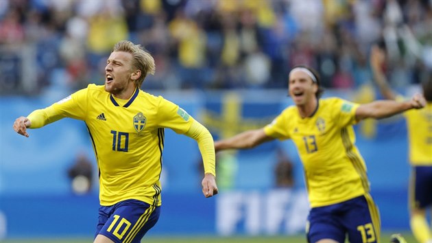 Švédský fotbalista Emil Forsberg (číslo 10) slaví svou branku v utkání se Švýcarskem.