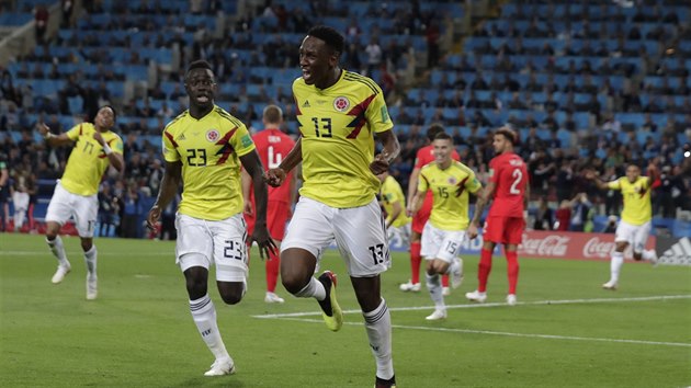 Kolumbijský stoper Yerry Mina (číslo 13) slaví svůj gól do sítě Anglie.