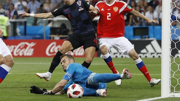 Rusk brank Igor Akinfejev zasahuje v souboji s Chorvatskem.