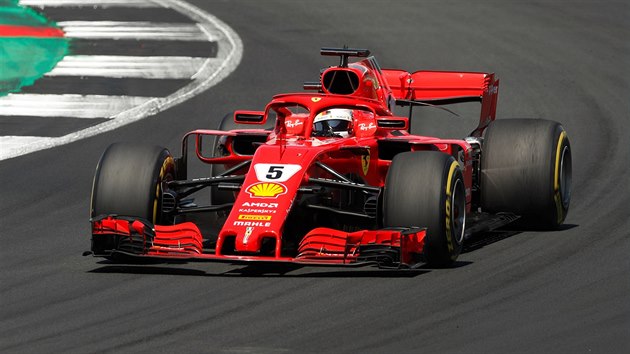 Sebastian Vettel ze stje Ferrari vyjel do zvodu Velk ceny Britnie z prvnho msta.