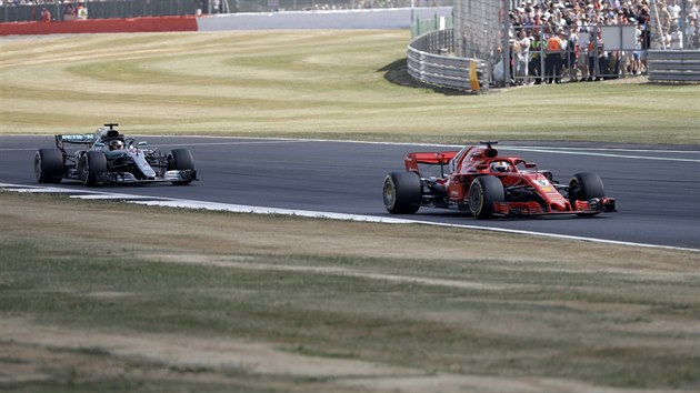 Sebastian Vettel ze stje Ferrari ujd Lewisovi Hamiltonovi z Mercedesu bhem Velk ceny Britnie.