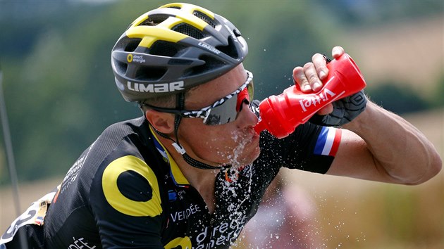 Francouzsk jezdec Sylvain Chavanel z tmu Direct Energie pije bhem 2. etapy Tour de France.