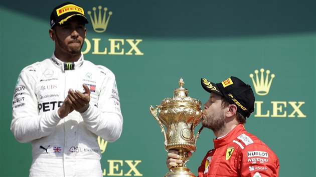 Nmeck jezdec Sebastian Vettel ze stje Ferrari lb trofej pro vtze Velk ceny Britnie, domc Lewis Hamilton dojel druh.