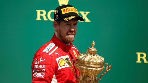 Vtz Velk ceny Britnie formule 1 nmeck jezdec Sebastian Vettel ze stje Ferrari dr v ruce trofej