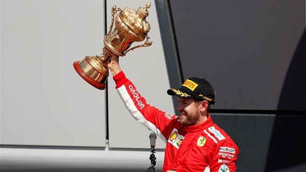 Nmeck jezdec Sebastian Vettel ze stje Ferrari zdrav fanouky po vtzstv Velk ceny Britnie formule 1.