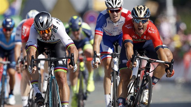 Vlevo sprintuje do cle 2. etapy Tour de France slovensk cyklista Peter Sagan, vedle nj dojd italsk zvodnk Sonny Colbrelli.