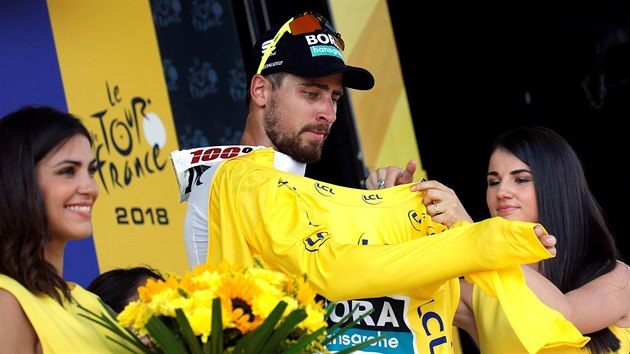 Peter Sagan oblk lut trikot pro ldra zvodu po vtzstv v druh etap Tour de France.
