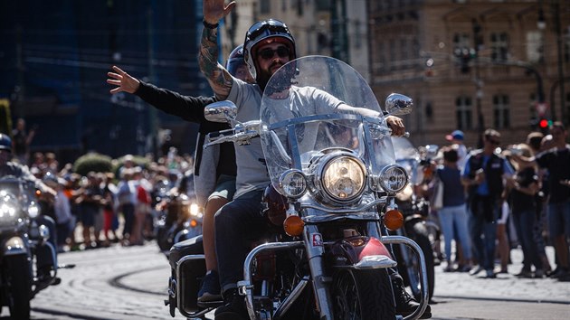 Spanilá jízda motorek Harley Davidson centrem Prahy, kterou vrcholily oslavy 115. let od založení značky Harley Davidson