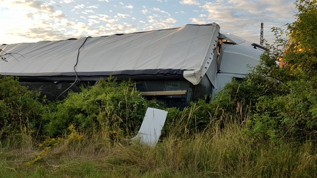 Na 18. kilometru dálnice D1 havaroval kamion, řidič měl v krvi 2,6 promile. (7. července 2018)