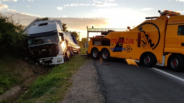 Na 18. kilometru dálnice D1 havaroval kamion, řidič měl v krvi 2,6 promile. (7. července 2018)