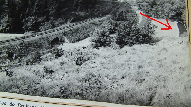 Vražda v Prokopském údolí: Pohled do údolí v roce 1968, šipka ukazuje klukovické koupaliště