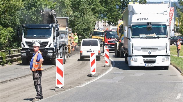 Frekventovaná ulice České mládeže v Liberci je od 2. července pouze jednosměrná, na místě se vytvářejí kolony. Dopravní omezení tu potrvá přes tři měsíce.