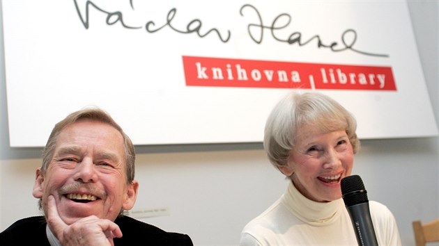 Bývalá ministryně spravedlnosti Dagmar Burešová spolu s bývalým prezidentem zahájili činnost Knihovny Václava Havla. (12. listopadu 2004)