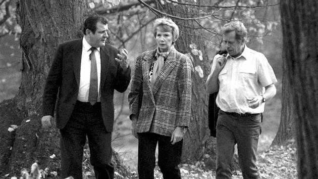 Předseda vlády Slovenské republiky Vladimír Mečiar, předsedkyně České národní rady Dagmar Burešová a prezident Václav Havel v rozhovoru během schůzky vrcholných představitelů ČSFR v Lánech. (14. října 1990)