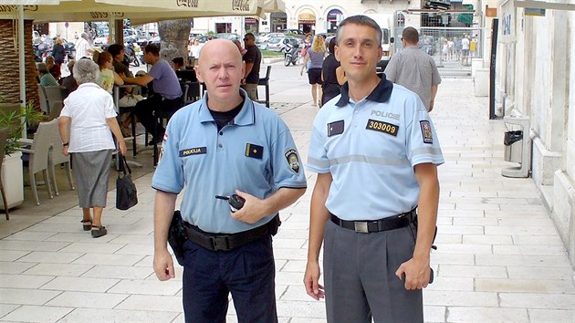Policista Darko Stankovi (vpravo) letos slou u jedenctou sezonu v chorvatsko-esk hldce.