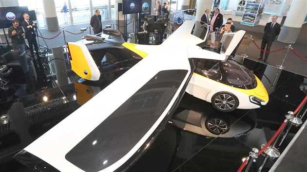 Prototyp slovenského létajícího automobilu Aeromobil na přehlídce Top Marques v Monaku (duben 2017)