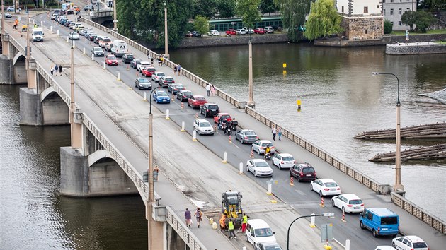 Kvli oprav Jirskova mostu kolabuje doprava v praskch ulicch. (9. ervence 2018)