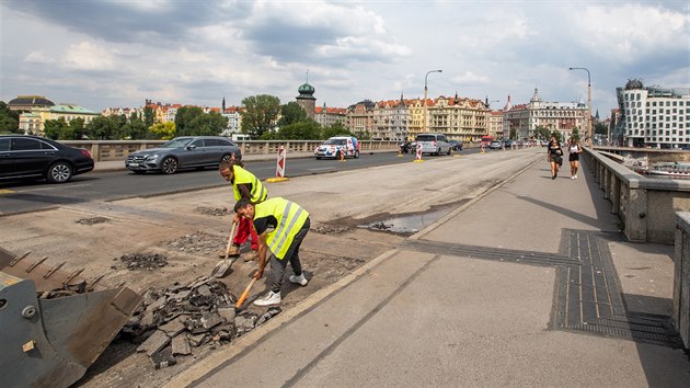 Kvli oprav Jirskova mostu kolabuje doprava v praskch ulicch. (9. ervence 2018)