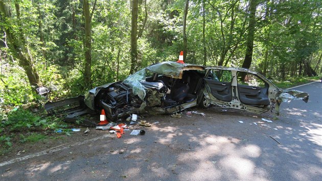 Zaklíněnou řidičku, která havarovala u Vlachova Březí, museli z vozidla vyprošťovat hasiči.