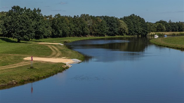 Na bezch Vltavy se nov objevily ple u cyklostezky vedouc z eskch Budjovic na Hlubokou nad Vltavou.