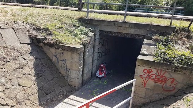 idi ujdl policii podchodem, srazil cyklistu