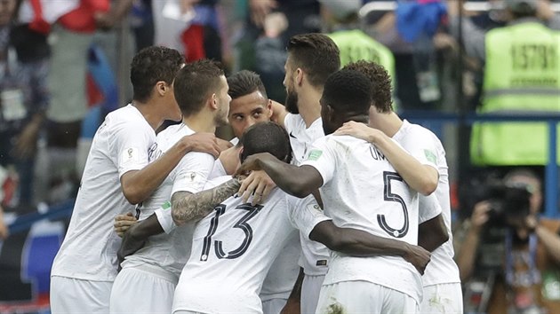 Francouzští fotbalisté se radují z druhého gólu ve čtvrtfinále mistrovství světa proti Uruguayi.