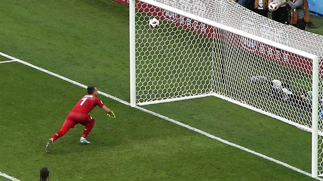 MUSLEROVA SMŮLA. Brankář Fernando Muslera neudržel střelu Antoina Griezmanna ve čtvrtfinále mistrovství světa mezi Uruguayí a Francií.