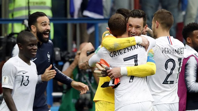 Francouzští fotbalisté se radují z postupu do semifinále mistrovství světa. Vyřadili Uruguay.