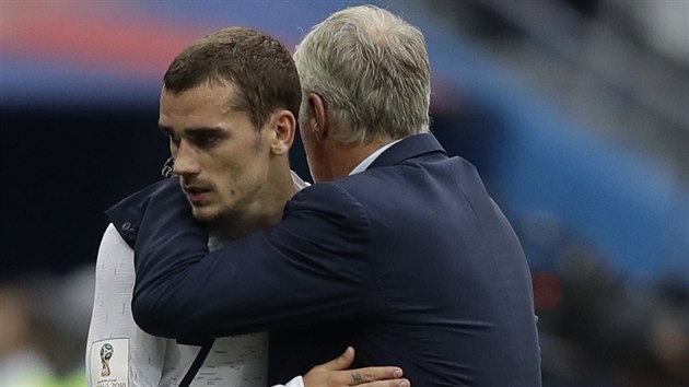 S TRENREM. Francouzsk tonk Antoine Griezmann se objm s kouem Didierem Deschampsem po vtznm tvrtfinle mistrovstv svta s Uruguay.