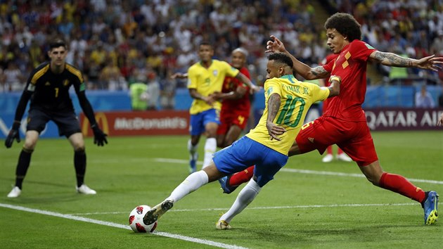 STIHL TO. Neymar udržel míč ve hře, brazilskou hvězdu na snímku marně stíhá Belgičan Axel Witsel.