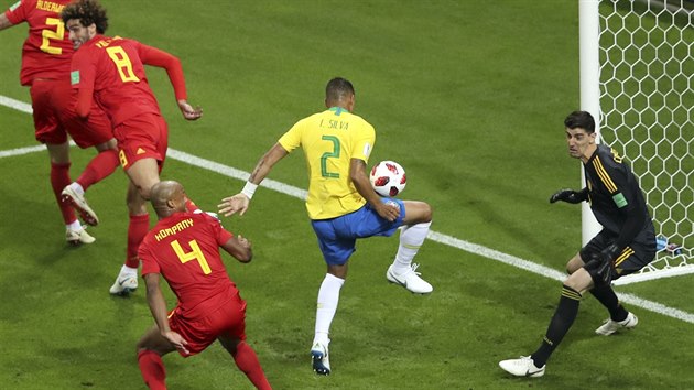 JEN TYČ. Brazilský obránce Thiago Silva je sám před brankářem Belgie Thibautem Courtoisem, jenže zblízka trefil pouze brankovou konstrukci.