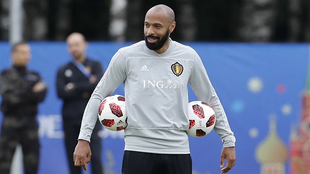 Thierry Henry na tréninku belgické fotbalové reprezentace. Je asistentem kouče Roberta Martíneze.