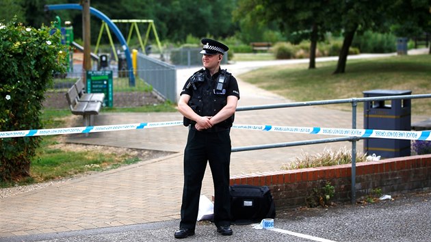 Policista hlídkuje před nemocnicí v Salisbury, kde se léčí britský pár otrávený novičokem (4. července 2018).