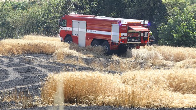 Hasiči ve středu bojovali s rozsáhlým požárem u kolejiště mezi Ústím nad Labem a Lovosicemi (4. července 2018).