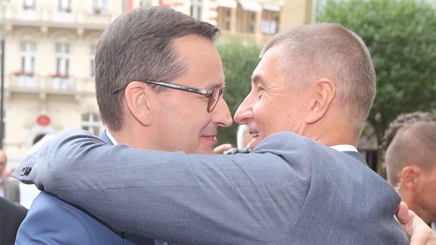 Během Mezinárodního filmového festivalu v  Karlových Varech se premiér Andrej Babiš setkal s polským protějškem Mateuszem Morawieckim. Přivítal je ředitel festivalu Jiří Bartoška (6. července 2018).