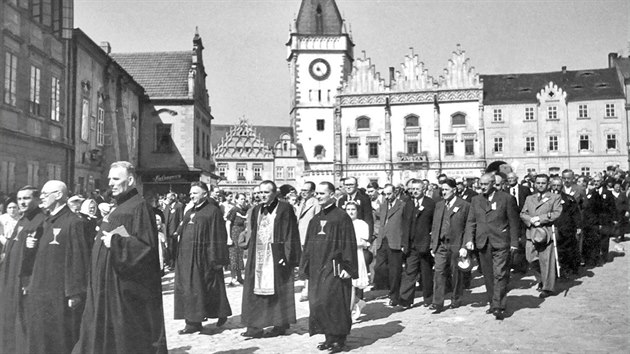 Slavnostní akce v Táboře se 6. července 1939 zúčastnilo 8 tisíc lidí. V případě nepokojů hrozila vedoucím poprava. (ÚAM CČSH, archiv M. Jindry)