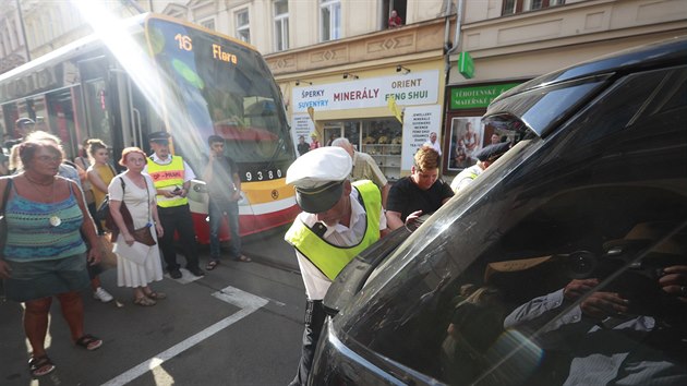 Auto blokovalo tramvaje v Lidick ulici na praskm Smchov (9. ervence 2018).