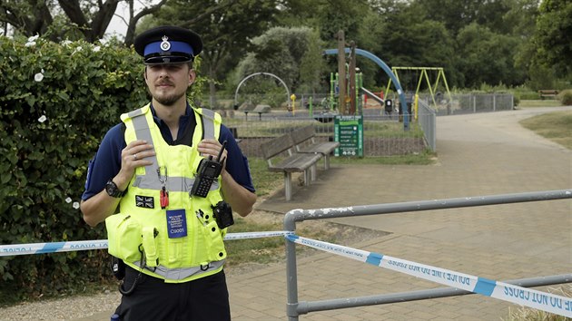 Britský policista střeží policejní kordon v Salisbury. (5. července 2018)
