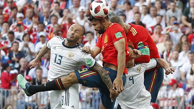 Španělé Diego Costa a Sergio Ramos v hlavičkovém souboji s ruskými reprezentanty.