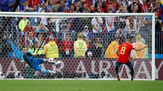 Igor Akinfejev chytá penaltu španělakého záložníka Kokeho.