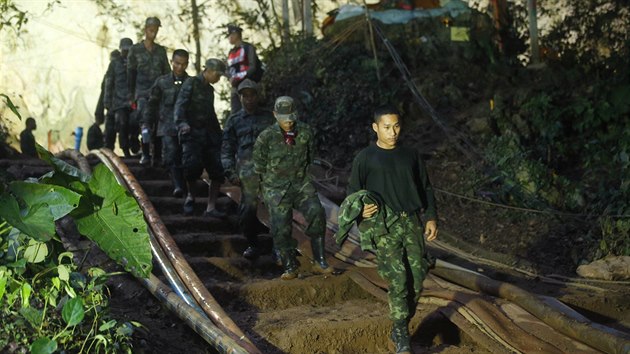 Zchrani ptrali po malch fotbalistech a jejich trenrovi, kte uvzli v zatopen jeskyni na severu Thajska (2. ervence 2018).