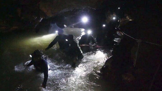 Záchranáři pátrali po malých fotbalistech a jejich trenérovi, kteří uvázli v zatopené jeskyni na severu Thajska (2. července 2018).