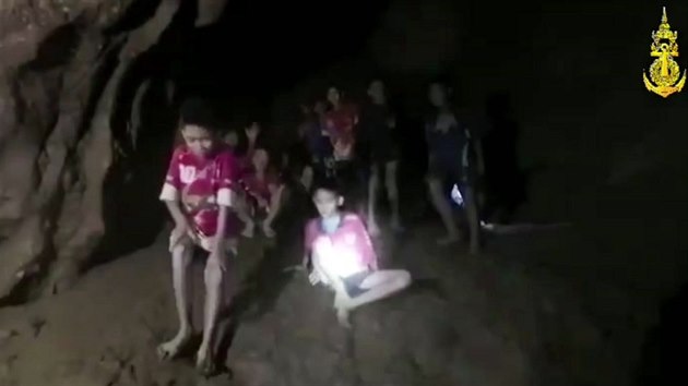 Záchranáři pátrali po malých fotbalistech a jejich trenérovi, kteří uvázli v zatopené jeskyni na severu Thajska. Fotografie pochází z videa thajských námořníků (2. července 2018).