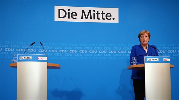 Kancléřka Angela Merkelová dává prohlášení po jednání s ministrem vnitra Horstem Seehoferem (2. července 2018)