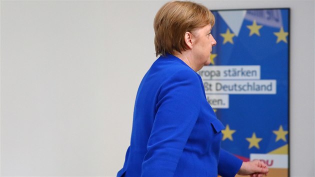 Kancléřka Angela Merkelová na odchodu z jednání s ministrem vnitra Horstem Seehoferem (2. července 2018)