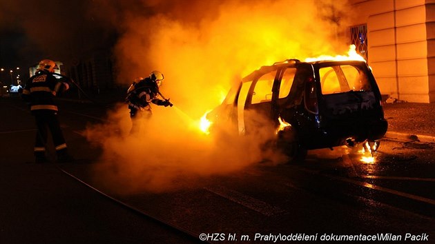 Ped budovou praskho hlavnho ndra hoelo auto (5. ervence 2017).