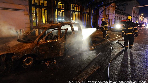 Ped budovou praskho hlavnho ndra hoelo auto (5. ervence 2017).