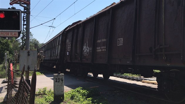 Na železničním přejezdu v obci Karlštejn uvázlo auto, jeho řidič nerespektoval zákaz vjezdu (5. července 2018).