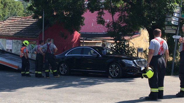 Na železničním přejezdu v obci Karlštejn uvázlo auto, jeho řidič nerespektoval zákaz vjezdu (5. července 2018).